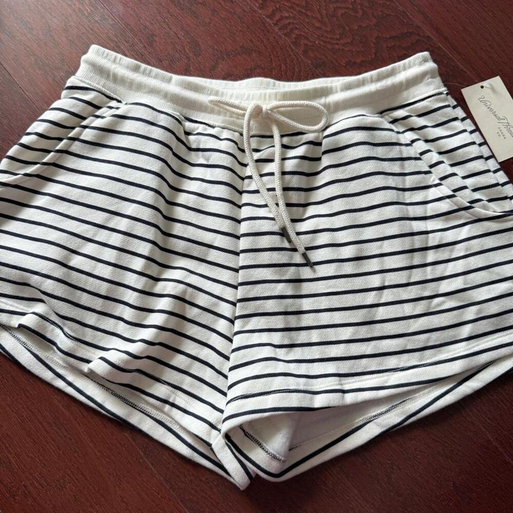Universal thread whiteblack horizontal striped